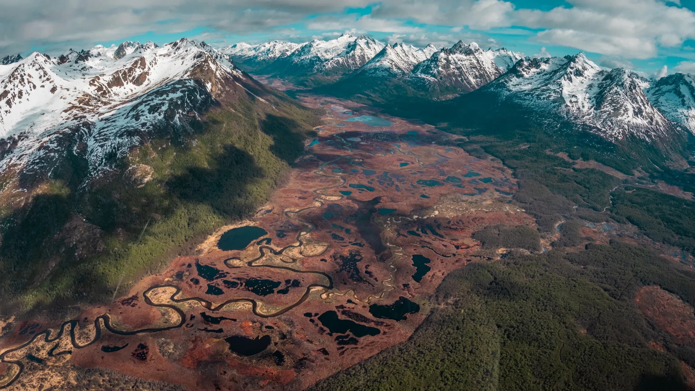 Vista aérea de las castoreras: diques y lagunas labrados por los castores en el valle fueguino