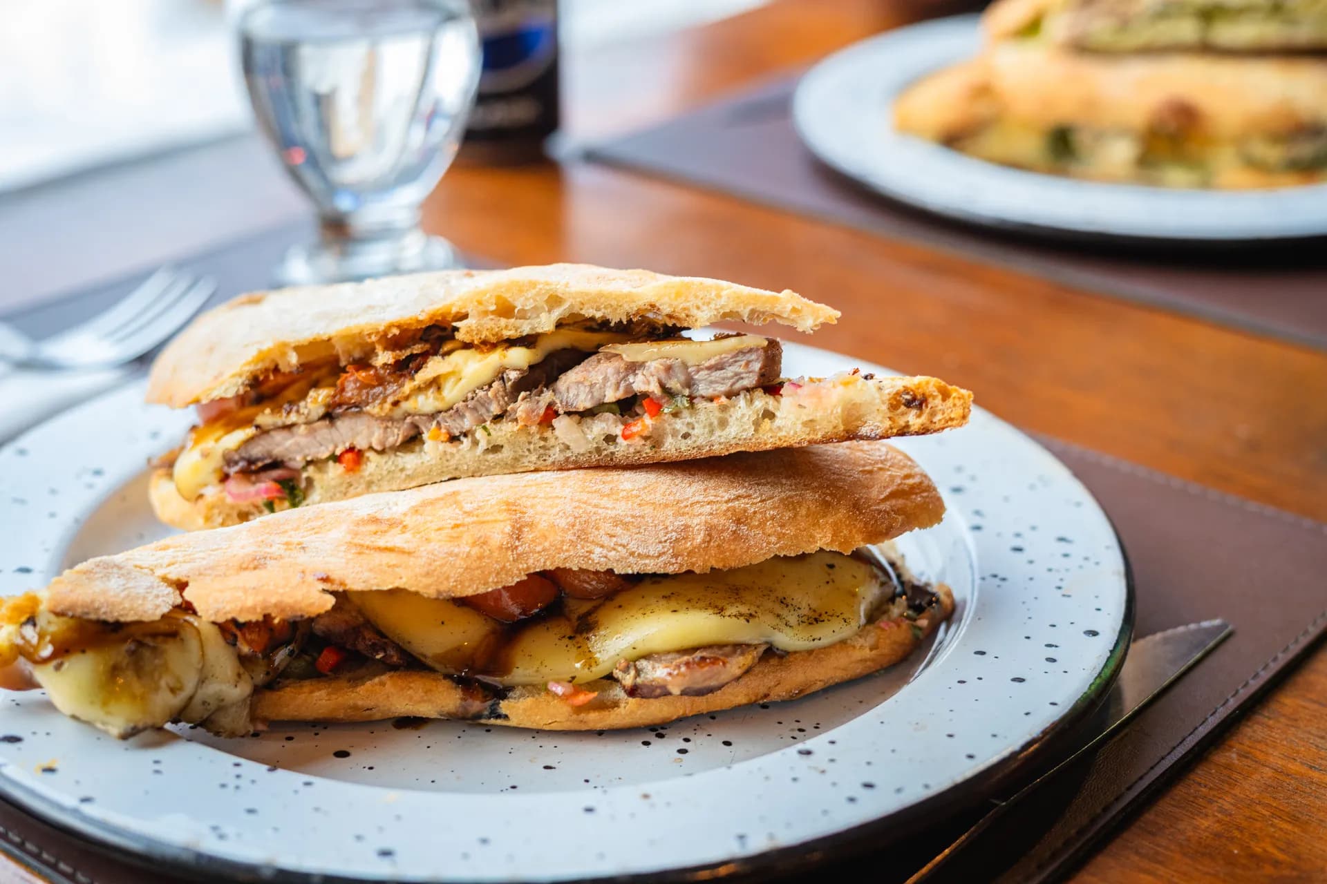 Sanduíche de cordeiro com batatas e cerveja
