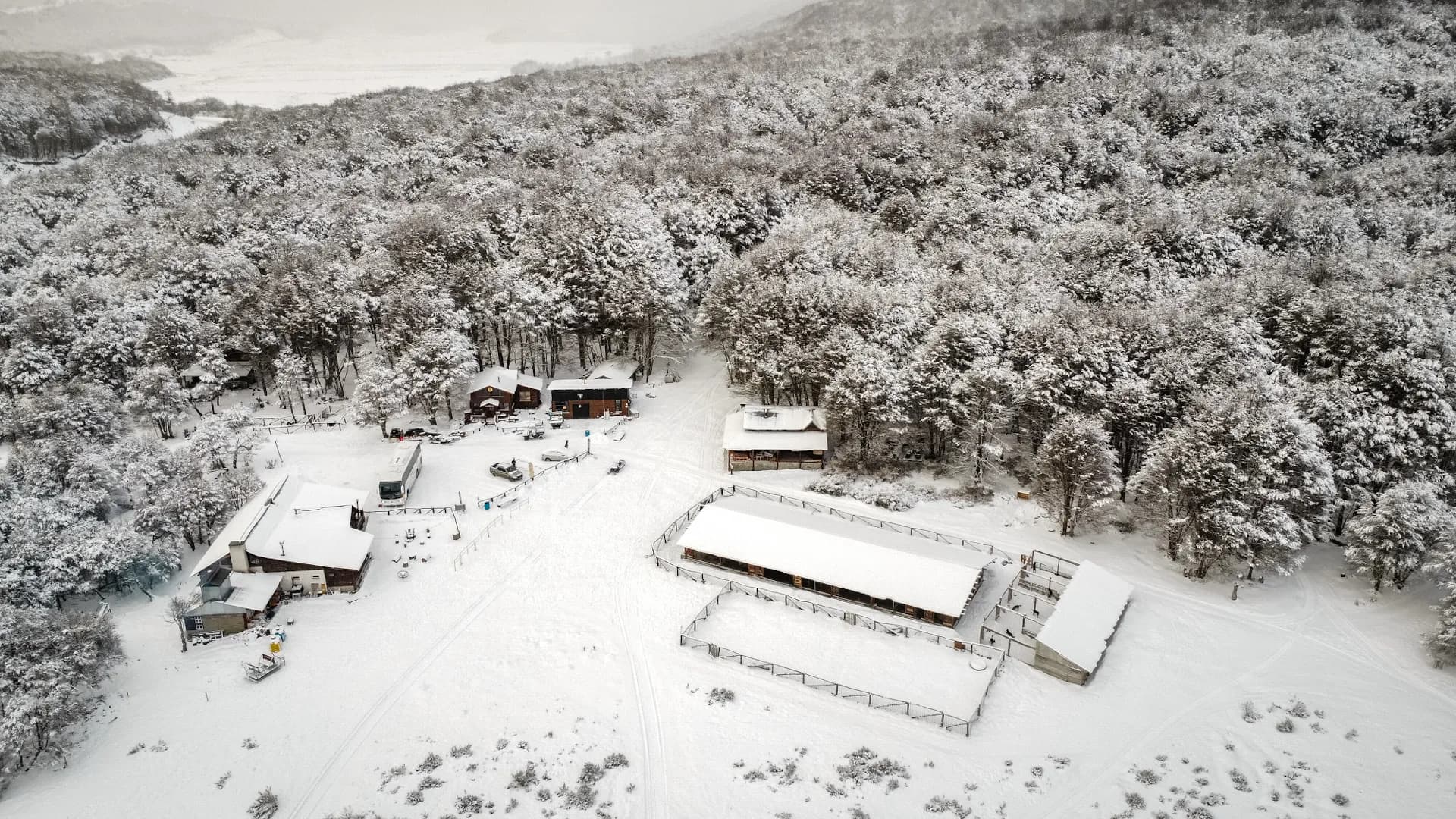 Vista aérea del complejo y los caniles de Llanos del Castor bajo una nevada intensa